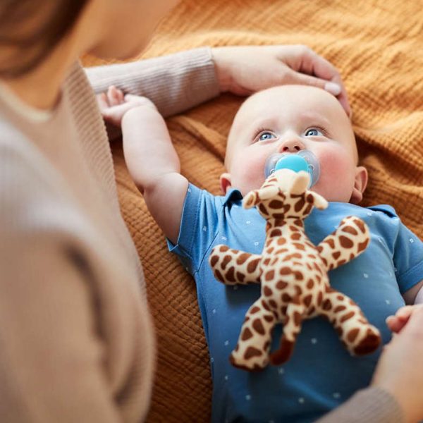 Suzeta cu jucarie Avent Ultra Soft 0-6 luni giraffe