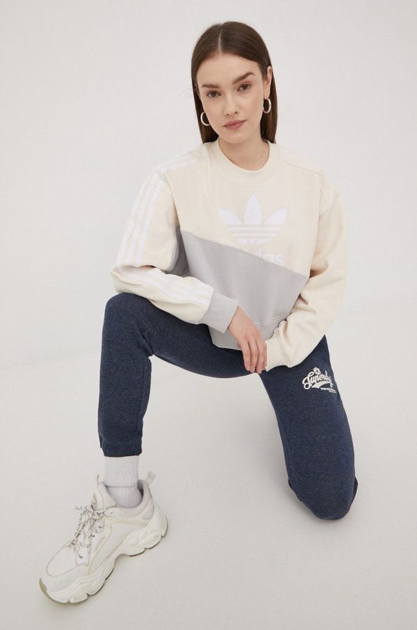 SS22-BLD0PP_09X_F1.jpg adidas Originals bluza Adicolor HC7055 femei, culoarea gri, cu imprimeu
