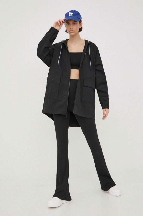 SS22-KUD0TO_99X_F1.jpg New Balance geaca WJ21550BK femei, culoarea negru, de tranzitie, oversize