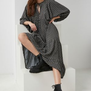 WW22-SUD05C_99X_F1.jpg Answear Lab Rochie culoarea negru, midi, evazata