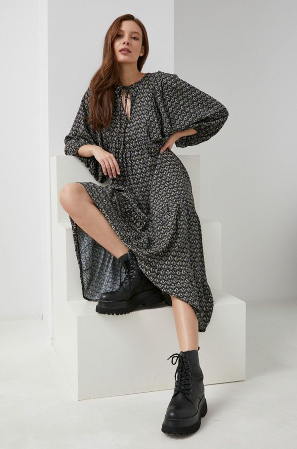 WW22-SUD05C_99X_F1.jpg Answear Lab Rochie culoarea negru, midi, evazata