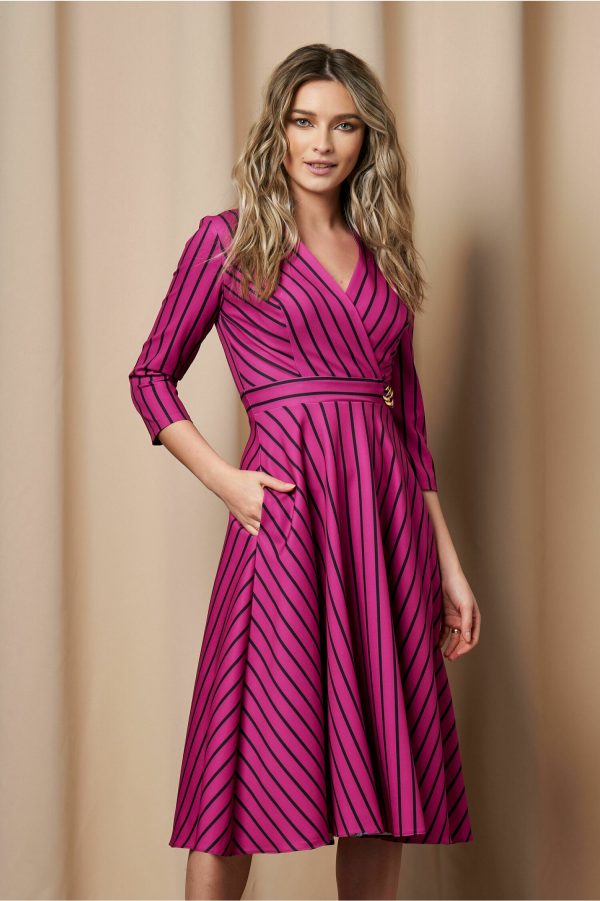 Rochie Anisia fucsia cu dungi si accesoriu in talie