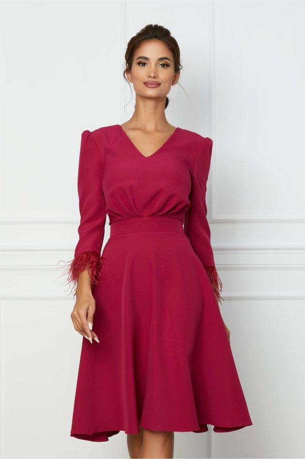 Rochie DyFashion magenta cu pene la maneci