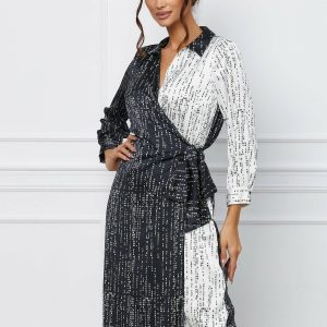 rochie-katy-neagra-petrecuta-cu-imprimeu-text-alb-1066845-862200-4.jpeg Rochie Katy neagra petrecuta cu imprimeu text alb