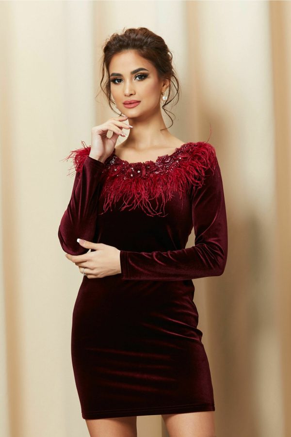 Rochie LaDonna bordo cu pene la bust