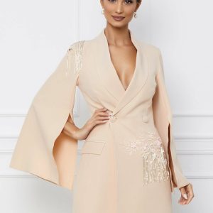 rochie-mbg-bej-tip-sacou-cu-franjuri-in-talie-si-pe-umar-1071555-862815-4.jpeg Rochie MBG bej tip sacou cu franjuri in talie si pe umar