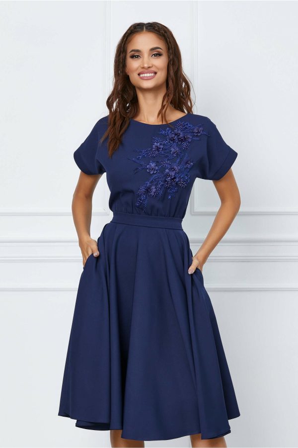 rochie-mbg-bleumarin-cu-broderie-florala-pe-bust-1062594-857112-4.jpeg Rochie MBG bleumarin cu broderie florala pe bust