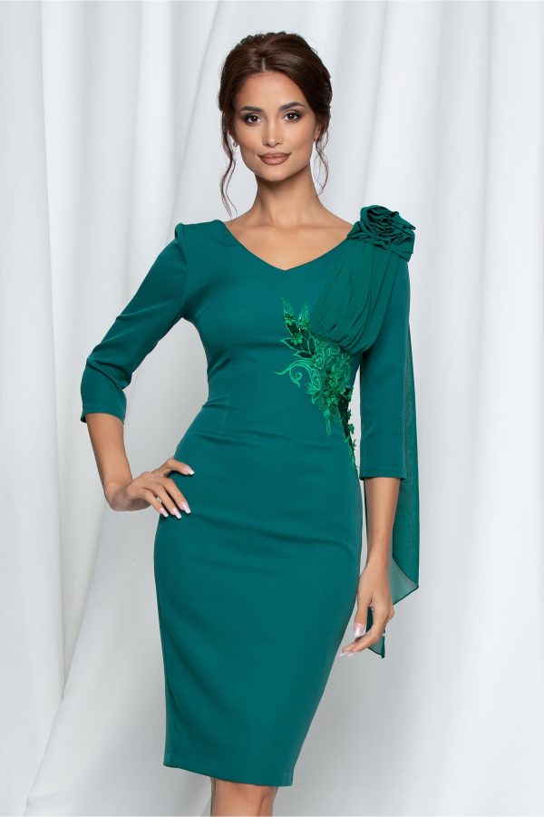 Rochie MBG verde cu broderie florala la talie si aplicatie la umar