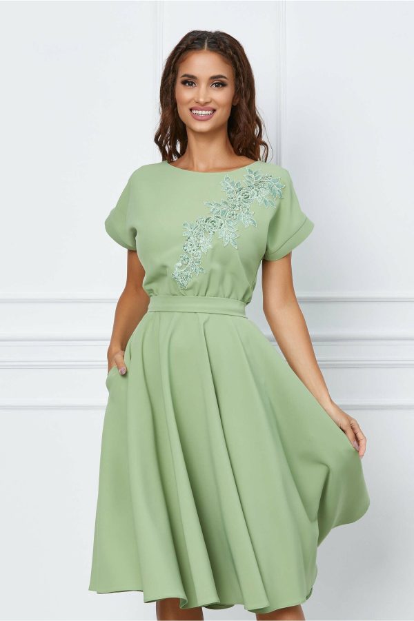 rochie-mbg-vernil-cu-broderie-florala-pe-bust-1062546-857082-4.jpeg Rochie MBG vernil cu broderie florala pe bust