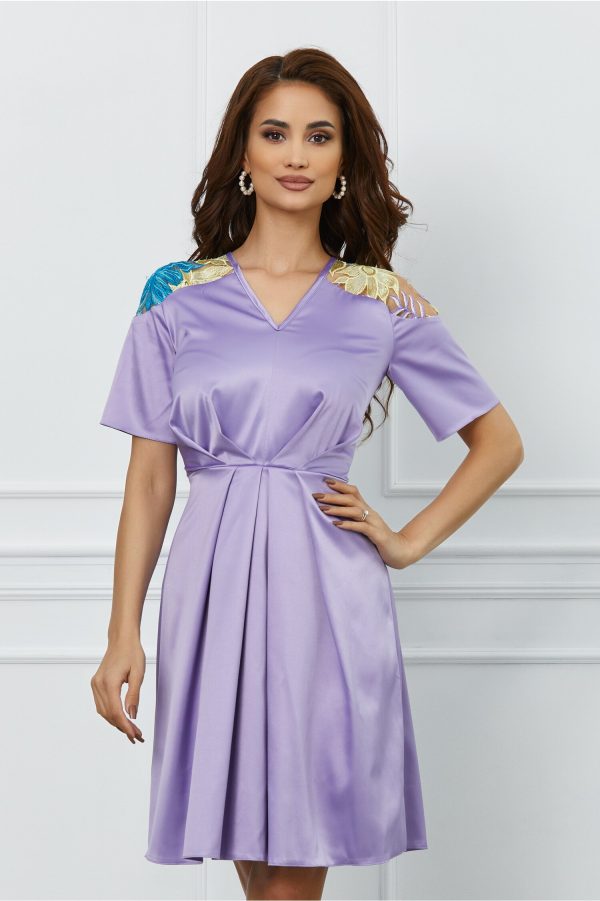 Rochie Moze lila cu broderie florala la umeri