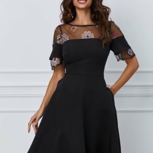 rochie-moze-neagra-cu-broderie-florala-traditionala-la-decolteu-1065414-859500-4.jpeg Rochie Moze neagra cu broderie florala traditionala la decolteu