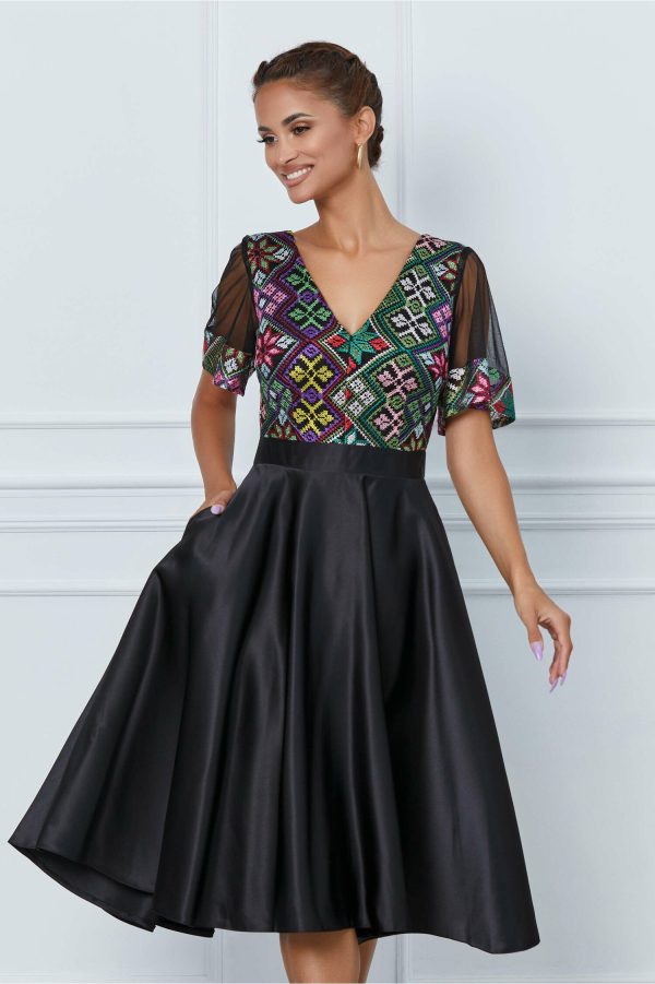 rochie-moze-neagra-cu-broderie-traditionala-la-bust-1061559-855561-4.jpeg Rochie Moze neagra cu broderie traditionala la bust