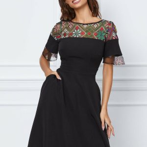 rochie-moze-neagra-cu-broderie-traditionala-la-decolteu-1064826-858963-4.jpeg Rochie Moze neagra cu broderie traditionala la decolteu