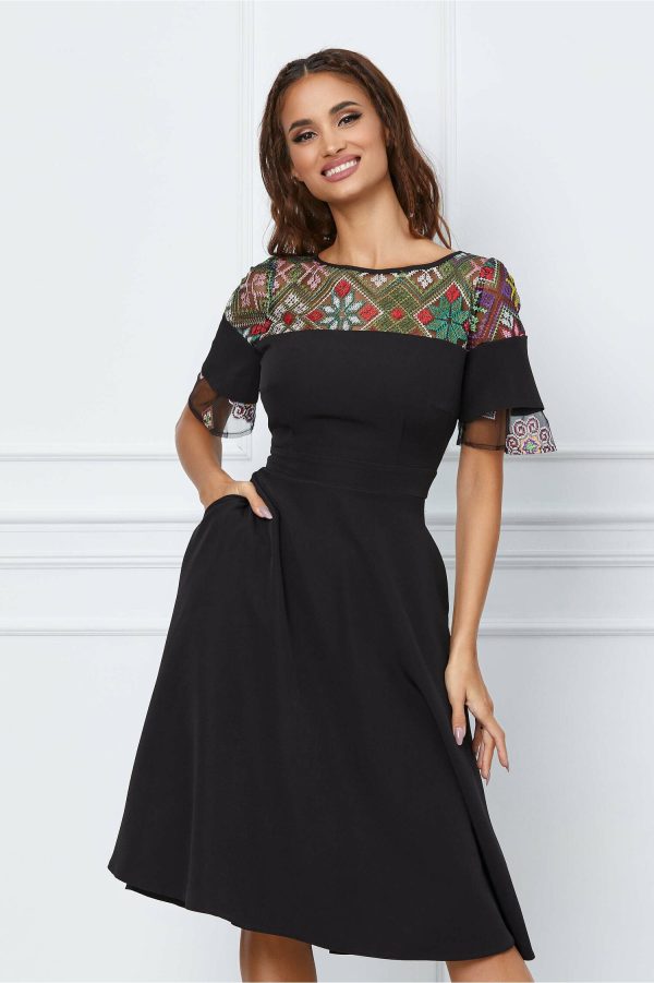 rochie-moze-neagra-cu-broderie-traditionala-la-decolteu-1064826-858963-4.jpeg Rochie Moze neagra cu broderie traditionala la decolteu