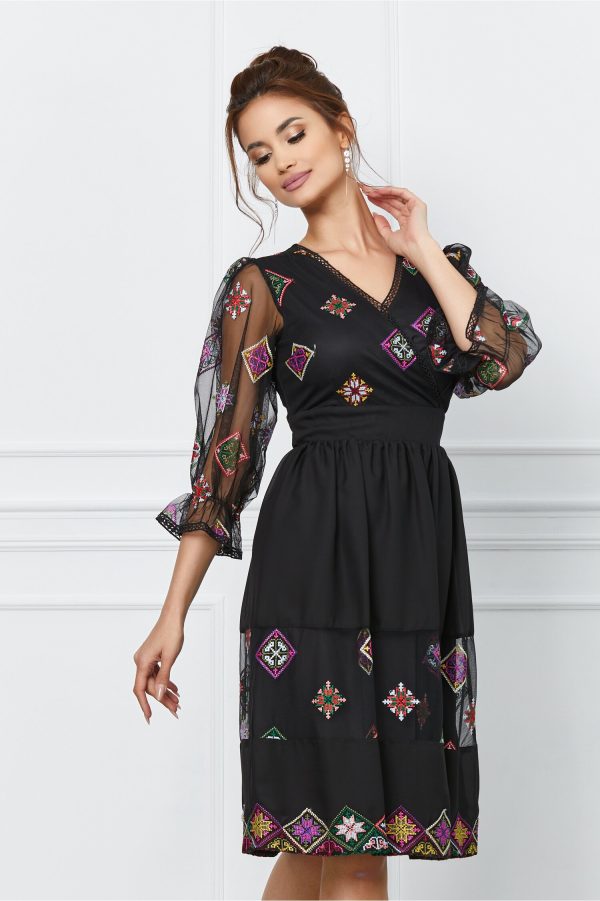 Rochie Romy neagra cu insertii din tull cu broderie florala traditionala