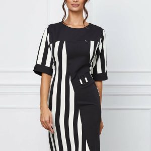 rochie-tania-neagra-cu-dungi-albe-si-aplicatie-tip-curea-1067571-861615-4.jpeg Rochie Tania neagra cu dungi albe si aplicatie tip curea