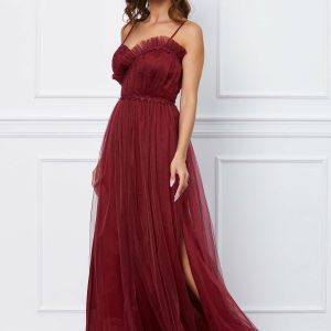 Rochie Tiara bordo cu broderie si volanas la bust