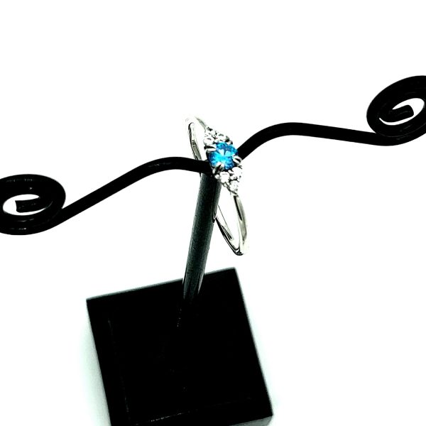 inel-blue-stone-din-argint-925-cu-cristale-1.jpg Inel blue stone din argint 925 cu cristale 8 US (diametru 18,2 mm)