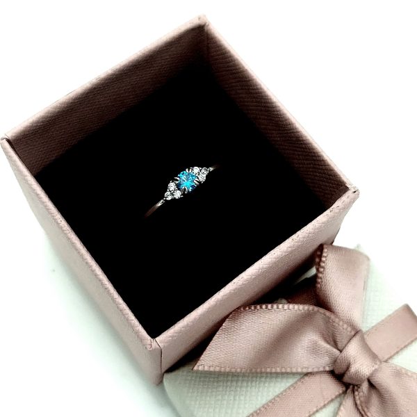 inel-blue-stone-din-argint-925-cu-cristale-2.jpg Inel blue stone din argint 925 cu cristale 8 US (diametru 18,2 mm)