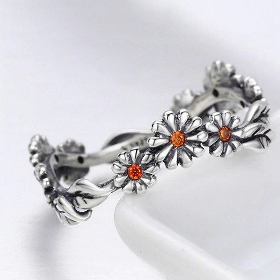 inel-din-argint-925-cu-cristale-zirconiu-daisy-flower-1.jpg Inel din argint 925 cu cristale zirconiu daisy flower 8 US (diametru 18,2 mm)