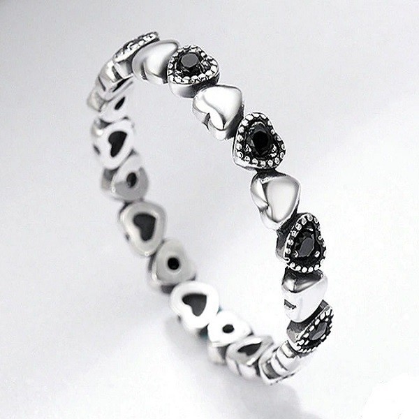 inel-din-argint-cu-cristale-zirconiu-black-and-silver-heart-2.jpg Inel din argint cu cristale zirconiu black and silver heart 8 US (diametru 18,2 mm)
