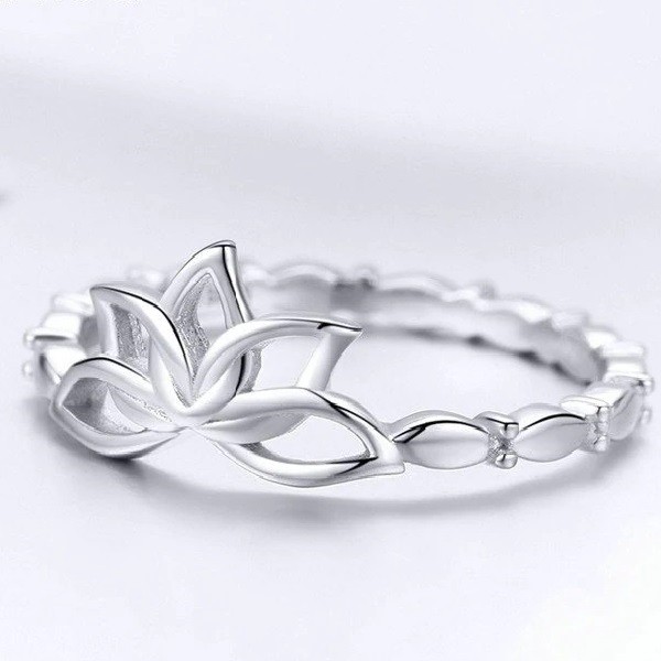 inel-floare-de-lotus-din-argint-925-1.jpg Inel floare de lotus din argint 925 8 US (diametru 18,2 mm)