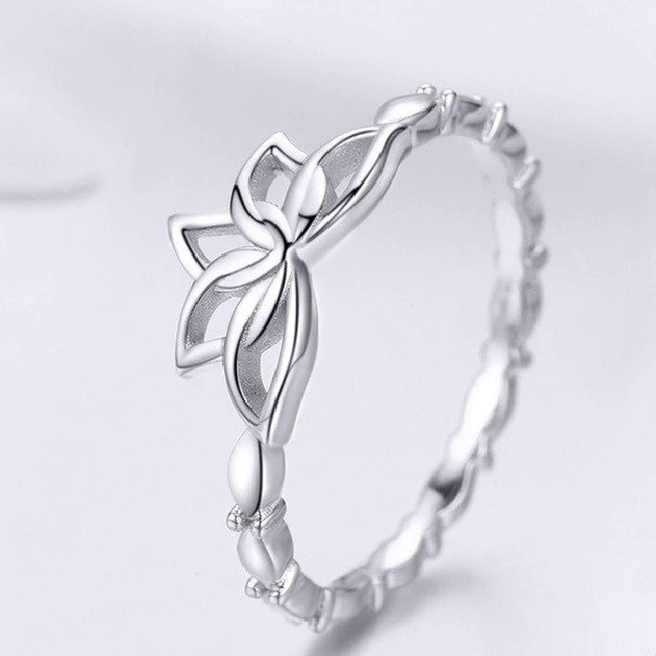 inel-floare-de-lotus-din-argint-925-2.jpg Inel floare de lotus din argint 925 8 US (diametru 18,2 mm)