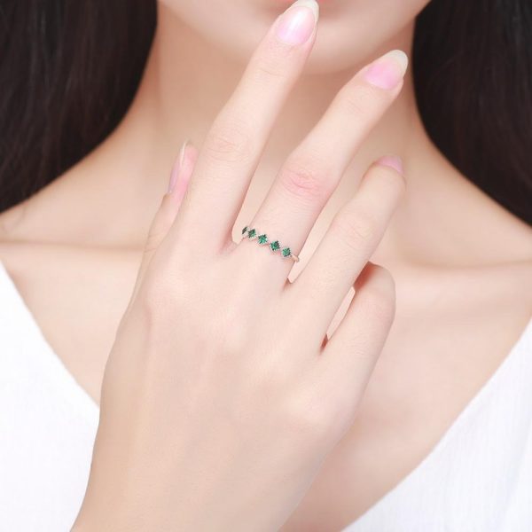Inel green shape din argint 925 si cristale 8 US (diametru 18,2 mm)