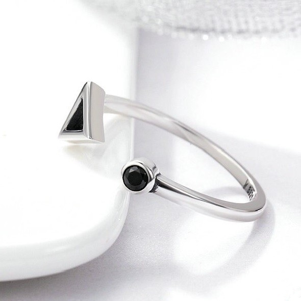 inel-reglabil-triangle-din-argint-925-si-cristale-1.jpg Inel reglabil triangle din argint 925 si cristale