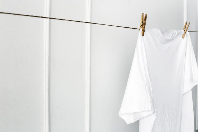Cui nu ii place o garderoba minimalista? Descopera peste 10.000 de articole vestimentare: bluze, tricouri si blugi la cele mai bune preturi.