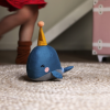 Picca-Loulou-whale-2-scaled-1123x800-1.png Picca Loulou ? Balena in cutie cadou-21 cm