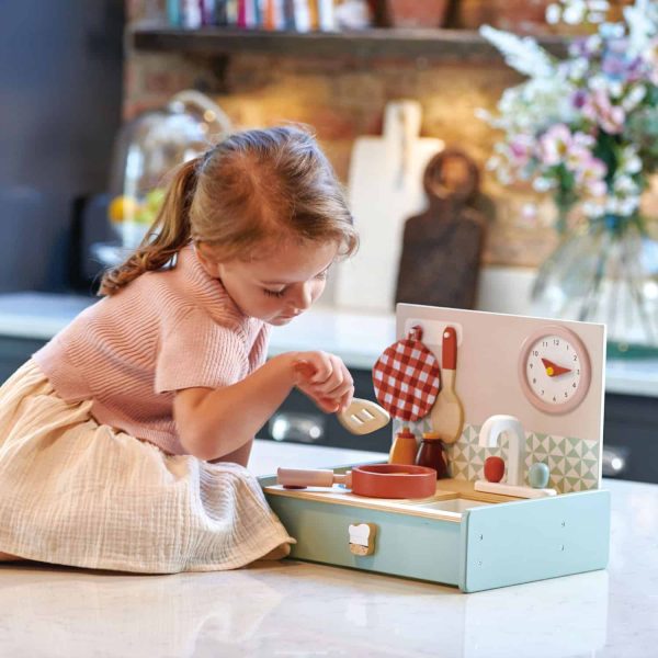 Tender Leaf Toys - Chicineta in cutie din lemn - Mini Chef Kitchenette - TL8201