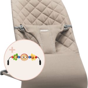 606017-bundle-bliss-sandgrey-co-classic-googlyeyes-large.jpg BabyBjorn - Balansoar din tesatura matlasata cu aspect Clasic, Bliss Sand Grey, cu bara de jucarii inclusa