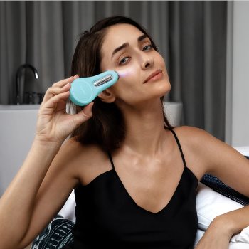 FOREO BEAR™ 2 eyes & lips dispozitiv de tonifiere cu microcurenți zona ochilor si a buzelor