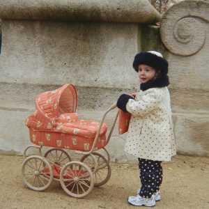 AW26-ZBGZZS-24X_F0.jpg Konges Sløjd cărucior de păpuși pentru copii din bumbac MINNIE DOLL PRAM