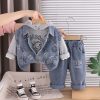 Compleu-Baieti-3-Piese-–-Vesta-Denim-Hanorac-si-Blugi2.jpg Compleu Băieți 3 Piese Gri – Vestă Denim, Hanorac și Blugi - 3-4 ani