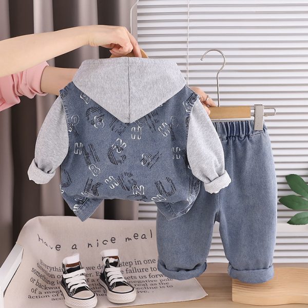 Compleu-Baieti-3-Piese-–-Vesta-Denim-Hanorac-si-Blugi4.jpg Compleu Băieți 3 Piese Gri – Vestă Denim, Hanorac și Blugi - 3-4 ani