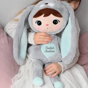 Papusa-personalizata-Iepuras-Pufos-Gri-cu-Verde.jpg Papusa personalizata Iepuras Pufos Gri cu Verde