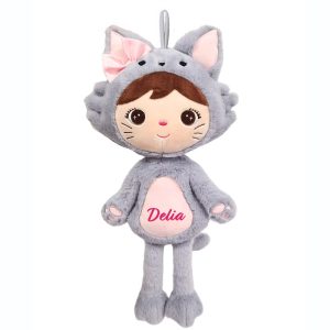 Papusa-personalizata-de-plus-Pisica-Pufoasa-cu-fundita.jpg Papusa personalizata de plus Pisica Pufoasa cu fundita