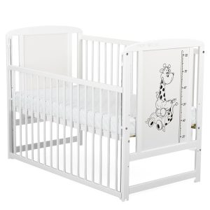 Patut din lemn bebe, 120x60 cm, Cu laterala culisanta, Din lemn de pin si mdf, Stabil si rezistent, Inaltime saltea reglabila pe 3 nivele, Laterala cu 3 bete detasabile, EN716-1, EN716-2, Alb, Babyneeds, Timmi Girafa