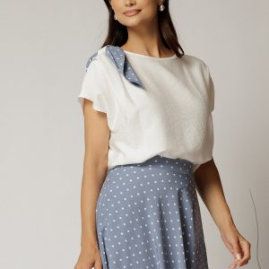 bluza-alba-din-rayon-cu-funda-bleu-cu-buline-1475683-1156657-4.jpeg Bluza alba din rayon cu funda bleu cu buline