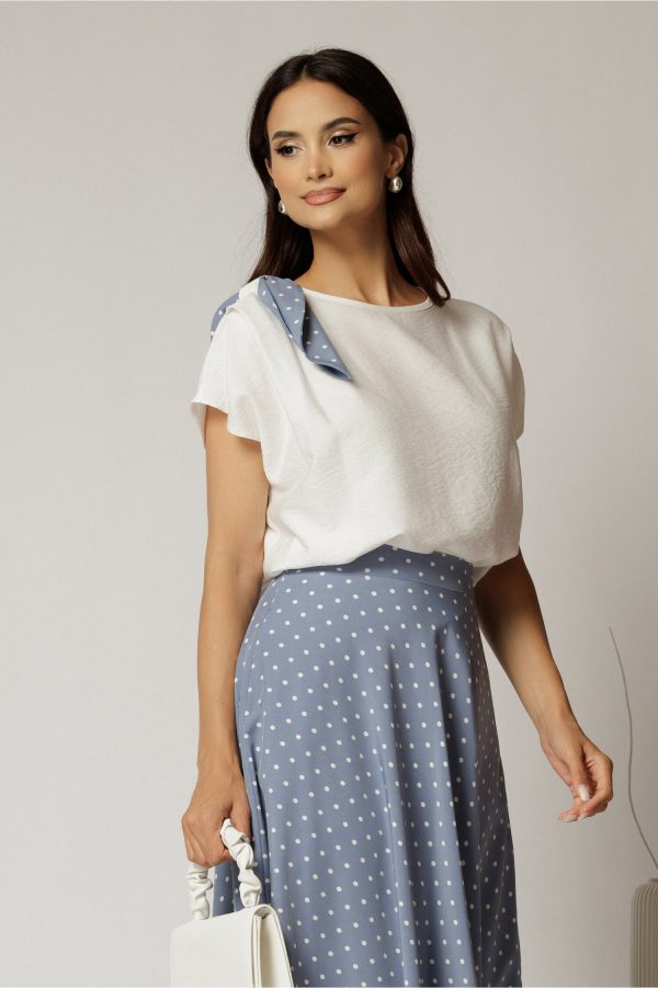 Bluza alba din rayon cu funda bleu cu buline