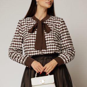 Bluza cu imprimeu abstract in tonuri de maro si alb cu funda la decolteu