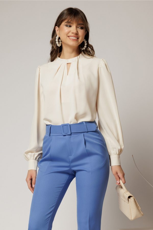 Bluza DY Fashion ivoar cu decupaj si perle la decolteu
