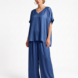 Bluza oversized din matase si vascoza satinata, cu fir auriu la decolteu in V, albastru jeans