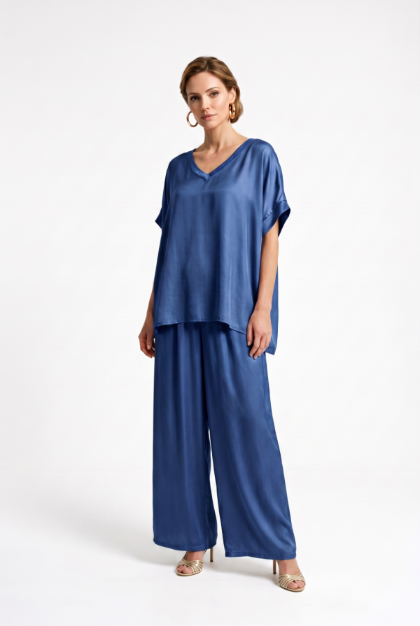 Bluza oversized din matase si vascoza satinata, cu fir auriu la decolteu in V, albastru jeans
