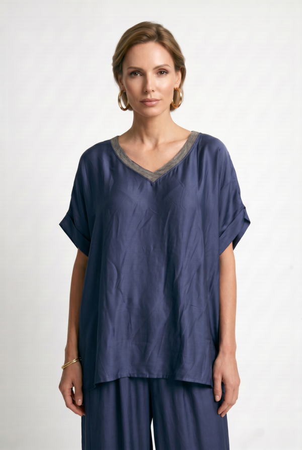 Bluza oversized din matase si vascoza satinata, cu fir auriu la decolteu in V, bleumarin
