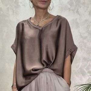 Bluza oversized din matase si vascoza satinata, cu fir auriu la decolteu in V, maro