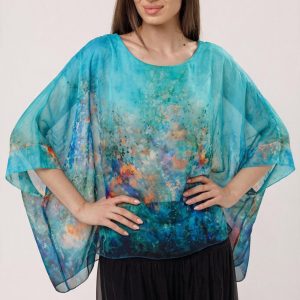 Bluza vaporoasa tip poncho din matase, croi oversized cu print pictural multicolora pe fond turcoaz