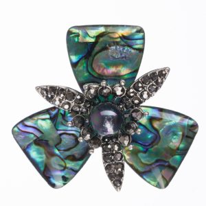 Brosa pandant metalica argintie cu scoica naturala paua shell, floare dubla cu petale si pietricele